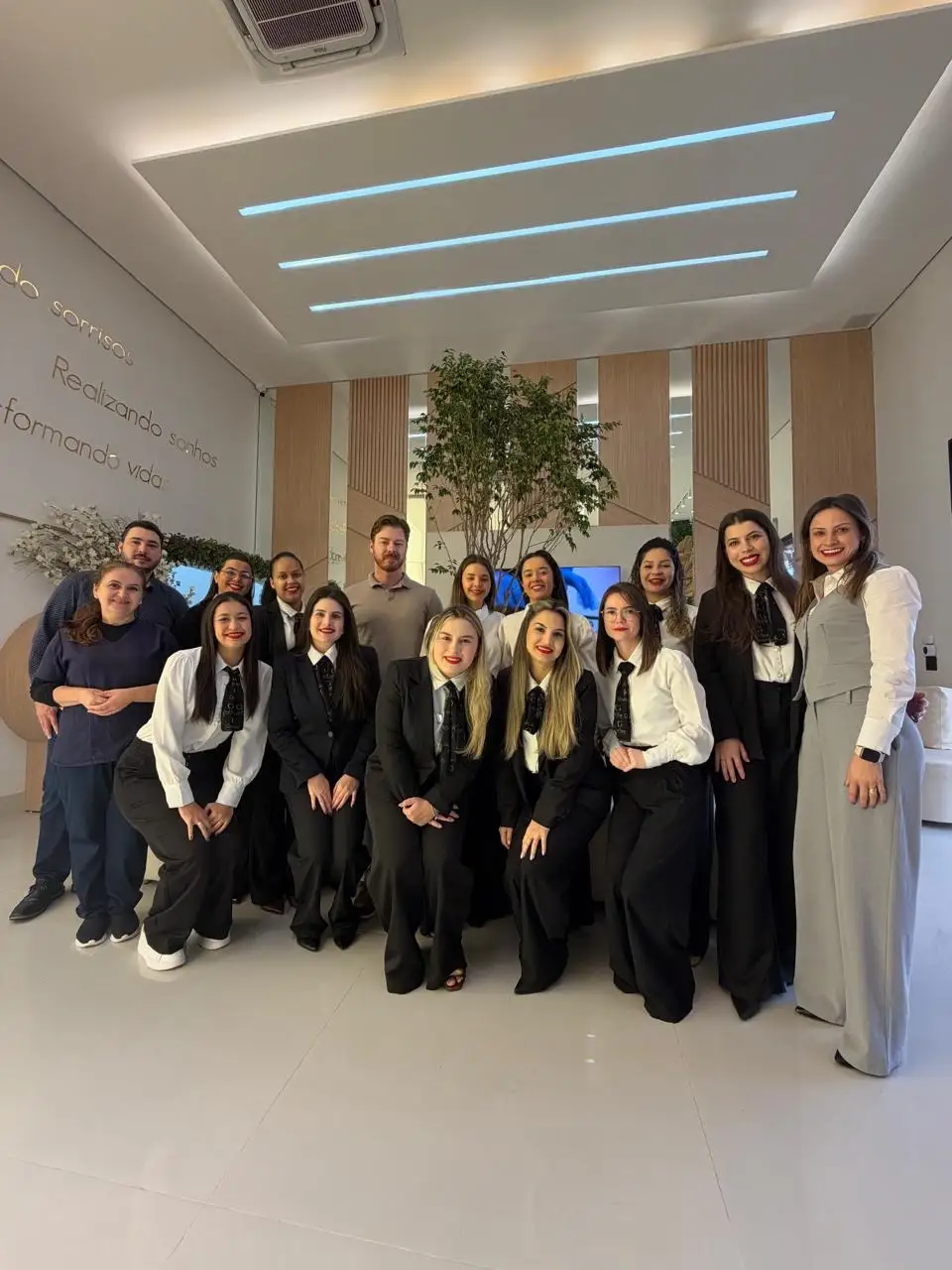 Equipe da Oral Face reunida na recepção da clínica